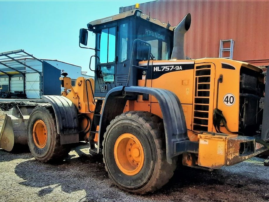 Hyundai HL757-9A - Gumikerekes homlokrakodó: 2 kép. Hyundai HL757-9A - Gumikerekes homlokrakodó: 2 kép.