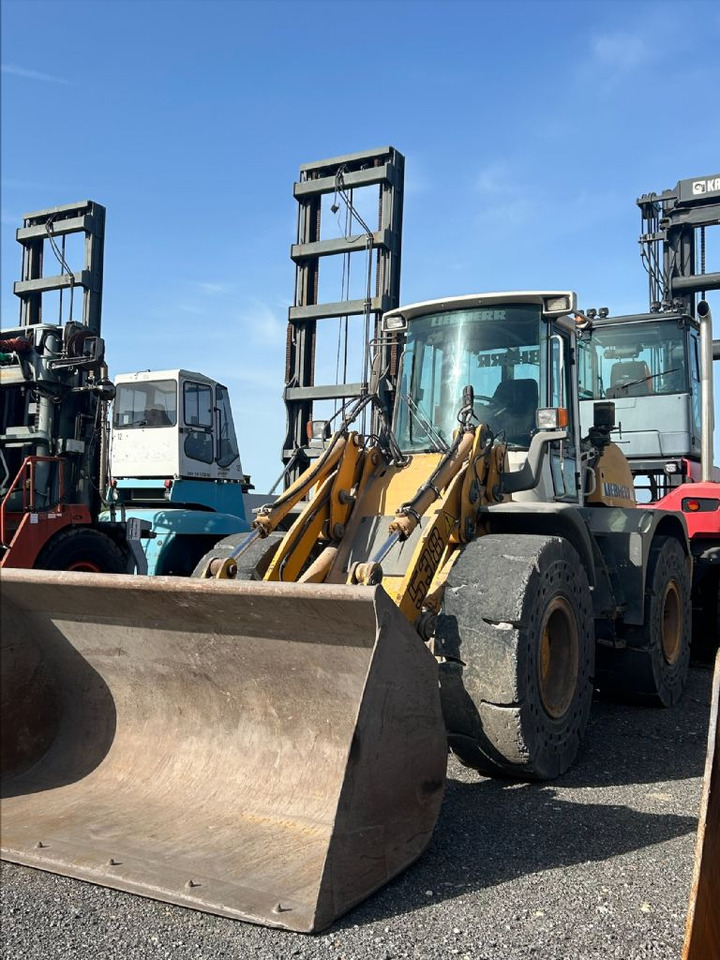 Liebherr L538 - Gumikerekes homlokrakodó: 1 kép. Liebherr L538 - Gumikerekes homlokrakodó: 1 kép.