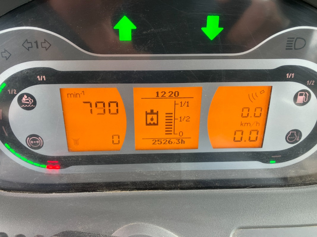 Fendt 724 PowerPlus mit Frontkraftheber - Traktor: 3 kép. Fendt 724 PowerPlus mit Frontkraftheber - Traktor: 3 kép.