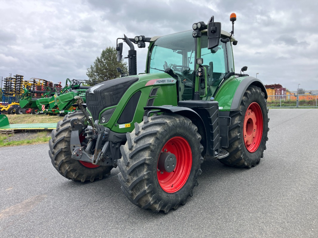 Fendt 724 PowerPlus mit Frontkraftheber - Traktor: 1 kép. Fendt 724 PowerPlus mit Frontkraftheber - Traktor: 1 kép.