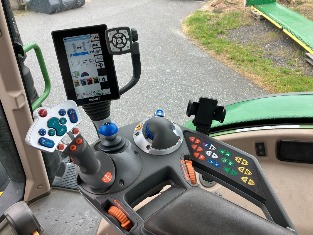 Fendt 724 PowerPlus mit Frontkraftheber - Traktor: 2 kép. Fendt 724 PowerPlus mit Frontkraftheber - Traktor: 2 kép.