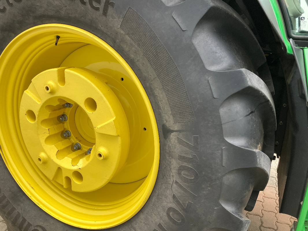 John Deere 6195R - Traktor: 2 kép. John Deere 6195R - Traktor: 2 kép.