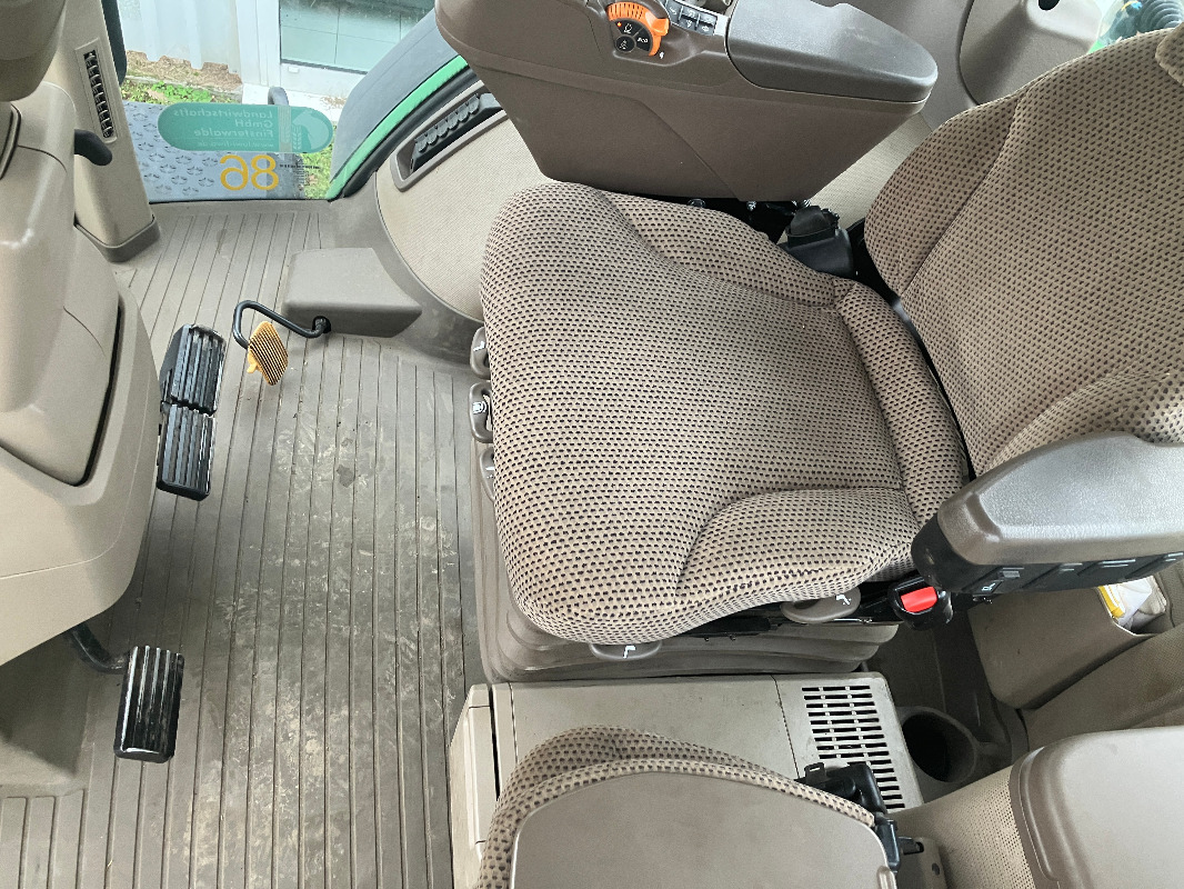 John Deere 8400R - Traktor: 3 kép. John Deere 8400R - Traktor: 3 kép.