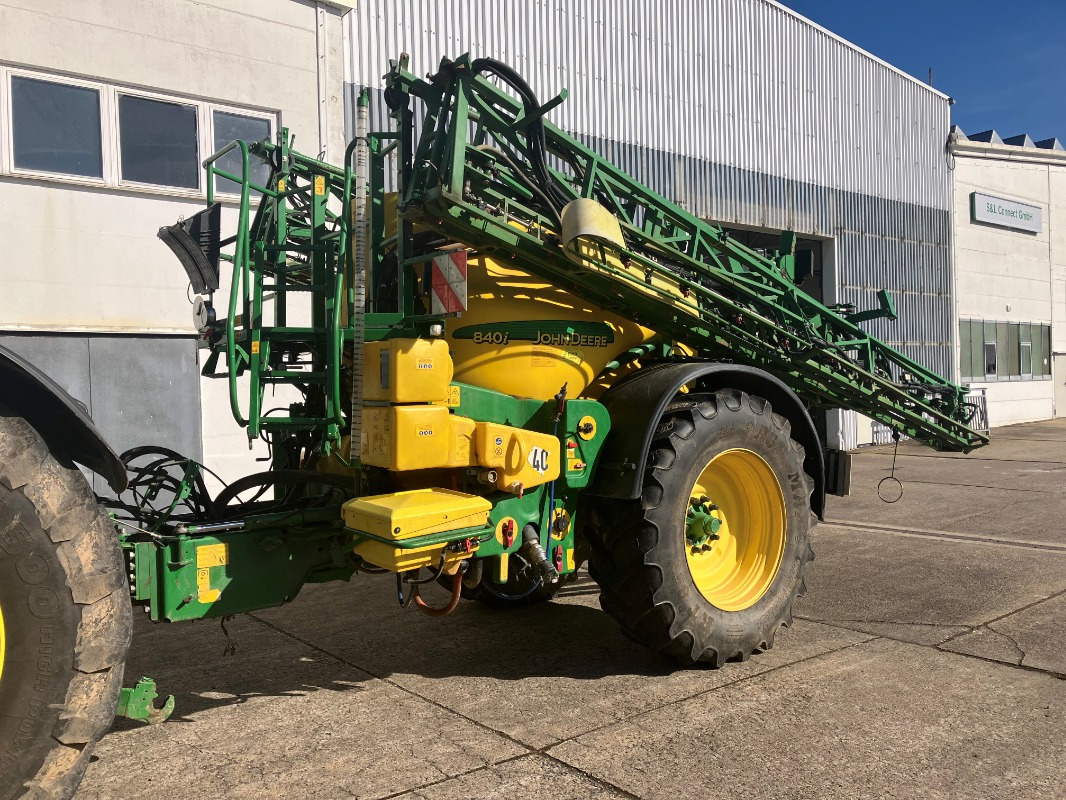 John Deere 840i Anhängespritze/ 30m Gestänge - Permetezők: 1 kép. John Deere 840i Anhängespritze/ 30m Gestänge - Permetezők: 1 kép.