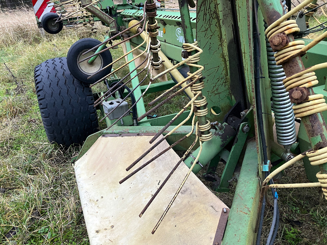 Krone Swadro 1250 - Szénaforgató: 2 kép. Krone Swadro 1250 - Szénaforgató: 2 kép.