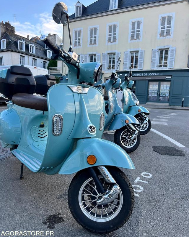 1 Scooter e-retro 50cc - Easy Watts - Motorkerékpár: 2 kép. 1 Scooter e-retro 50cc - Easy Watts - Motorkerékpár: 2 kép.