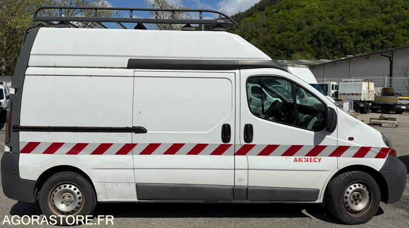 7226YJ74 - RENAULT TRAFIC - Furgon: 5 kép. 7226YJ74 - RENAULT TRAFIC - Furgon: 5 kép.