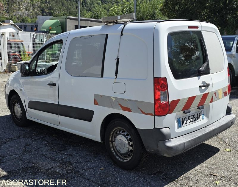 AG 958 AF - Citroën Berlingo Fourgon - Essence / GPL - Furgon: 4 kép. AG 958 AF - Citroën Berlingo Fourgon - Essence / GPL - Furgon: 4 kép.