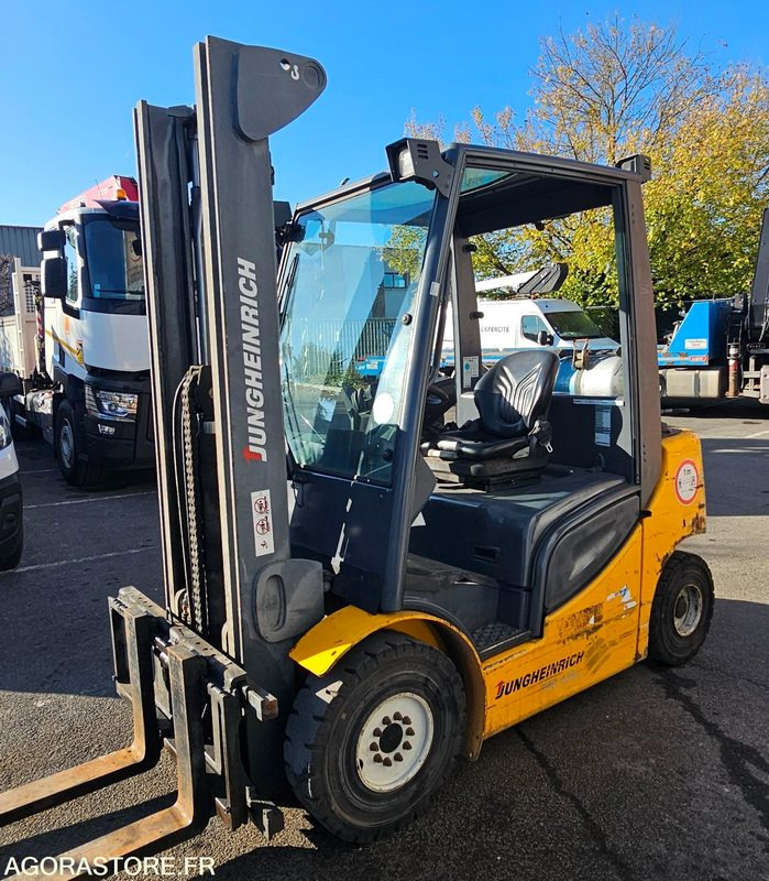 Chariot élévateur Jungheinrich 2.5T - Anyagmozgató gép: 3 kép. Chariot élévateur Jungheinrich 2.5T - Anyagmozgató gép: 3 kép.