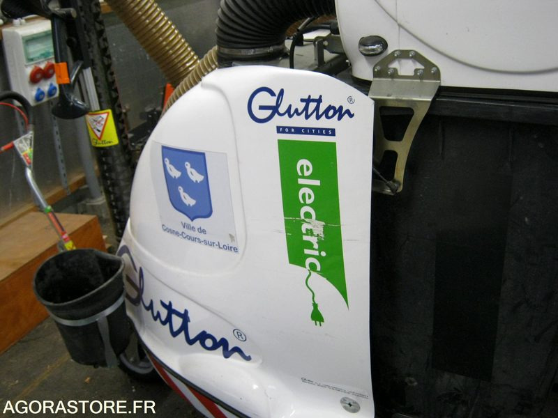 Aspirateur de déchets avec appareil de nettoyage des filtres - Ipari porszívó: 1 kép. Aspirateur de déchets avec appareil de nettoyage des filtres - Ipari porszívó: 1 kép.