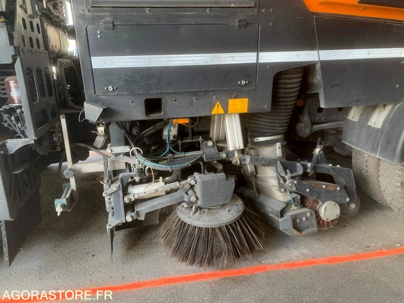 BALAYEUSE COMPOSÉE D'UN PORTEUR MERCEDES ET D'UN SYSTÈME DE BALAYAGE SCHMIDT - Utcaseprő gép: 3 kép. BALAYEUSE COMPOSÉE D'UN PORTEUR MERCEDES ET D'UN SYSTÈME DE BALAYAGE SCHMIDT - Utcaseprő gép: 3 kép.