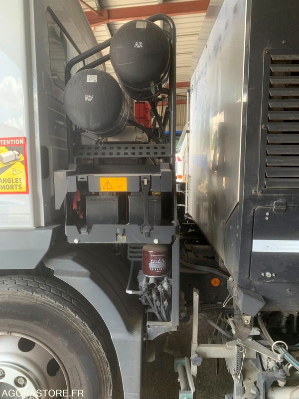 BALAYEUSE COMPOSÉE D'UN PORTEUR MERCEDES ET D'UN SYSTÈME DE BALAYAGE SCHMIDT - Utcaseprő gép: 2 kép. BALAYEUSE COMPOSÉE D'UN PORTEUR MERCEDES ET D'UN SYSTÈME DE BALAYAGE SCHMIDT - Utcaseprő gép: 2 kép.