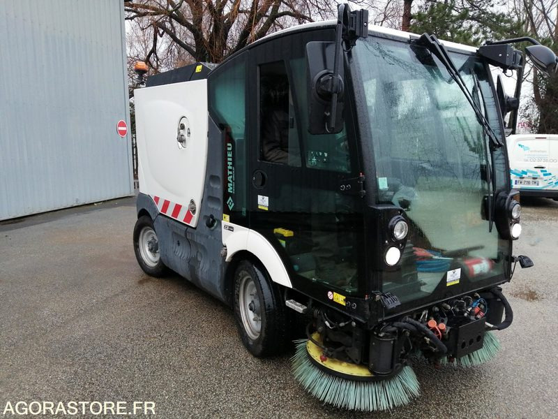 BALAYEUSE - MATHIEU - AZURA FLEX - 2020 / 4222 HEURES - Utcaseprő gép: 2 kép. BALAYEUSE - MATHIEU - AZURA FLEX - 2020 / 4222 HEURES - Utcaseprő gép: 2 kép.