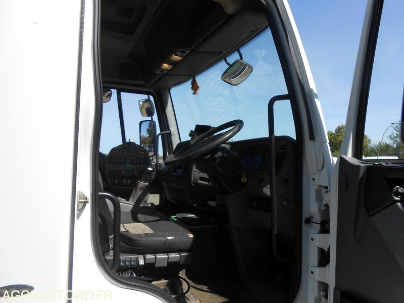 BALAYEUSE RENAULT PL - Utcaseprő gép: 3 kép. BALAYEUSE RENAULT PL - Utcaseprő gép: 3 kép.