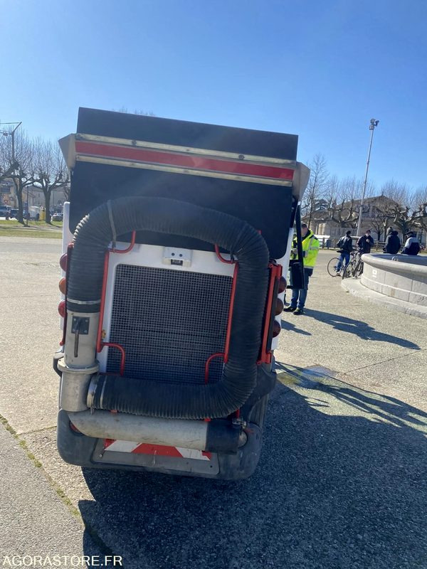 BALAYEUSE SCHMIDT SWINGO 2001+ UNE BALAYEUSE BOSCHUNG 2001 - Utcaseprő gép: 4 kép. BALAYEUSE SCHMIDT SWINGO 2001+ UNE BALAYEUSE BOSCHUNG 2001 - Utcaseprő gép: 4 kép.