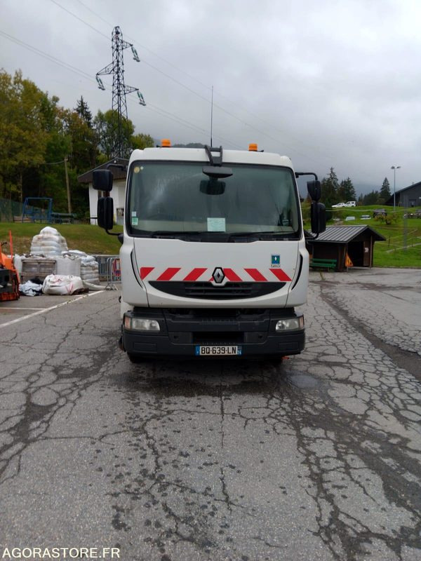 BALAYEUSE de Voiries- RENAULT MIDLUM 220 DXI avec aspiratrice EUROVOIRIE - Utcaseprő gép: 1 kép. BALAYEUSE de Voiries- RENAULT MIDLUM 220 DXI avec aspiratrice EUROVOIRIE - Utcaseprő gép: 1 kép.