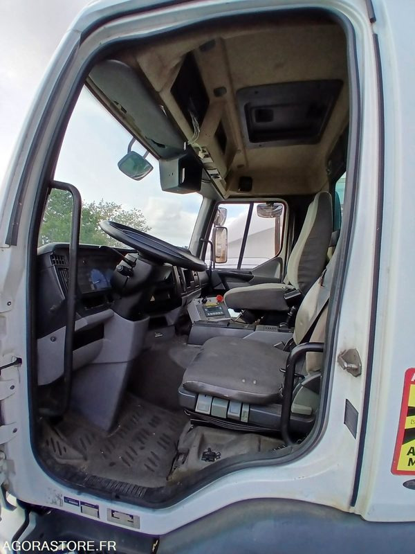 BOM 19 T RENAULT 270 DCI - 2002 - 370 889km - Szemetesautó: 4 kép. BOM 19 T RENAULT 270 DCI - 2002 - 370 889km - Szemetesautó: 4 kép.