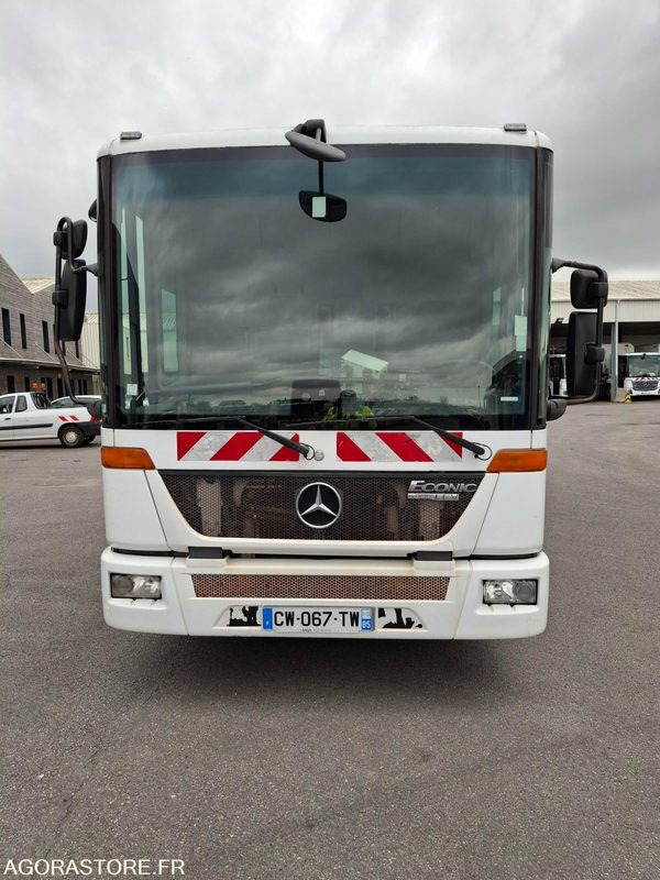 BOM Mercedes Econic 292045 kms 2013 - Szemetesautó: 2 kép. BOM Mercedes Econic 292045 kms 2013 - Szemetesautó: 2 kép.