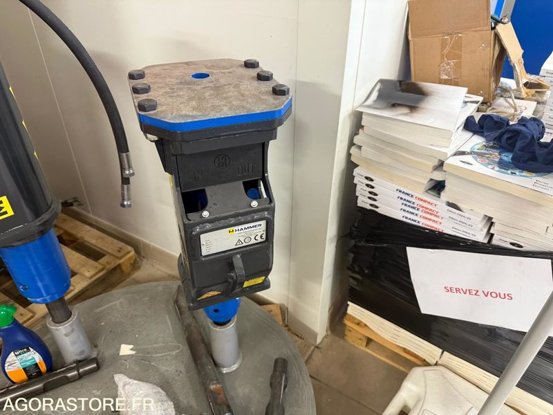 BRH HAMMER SB 70 Pelles de 500kg - 1.6T   NEUF - Hidraulikus törőfej: 1 kép. BRH HAMMER SB 70 Pelles de 500kg - 1.6T   NEUF - Hidraulikus törőfej: 1 kép.