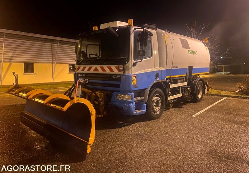 Balayeuse DAF haute pression - 2006 / 460 638 KMS - Utcaseprő gép: 2 kép. Balayeuse DAF haute pression - 2006 / 460 638 KMS - Utcaseprő gép: 2 kép.