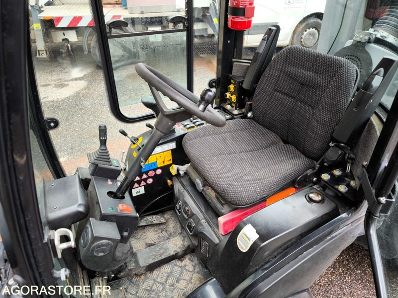Balayeuse KARCHER MIC 34C 558 heures 2019 - Utcaseprő gép: 5 kép. Balayeuse KARCHER MIC 34C 558 heures 2019 - Utcaseprő gép: 5 kép.