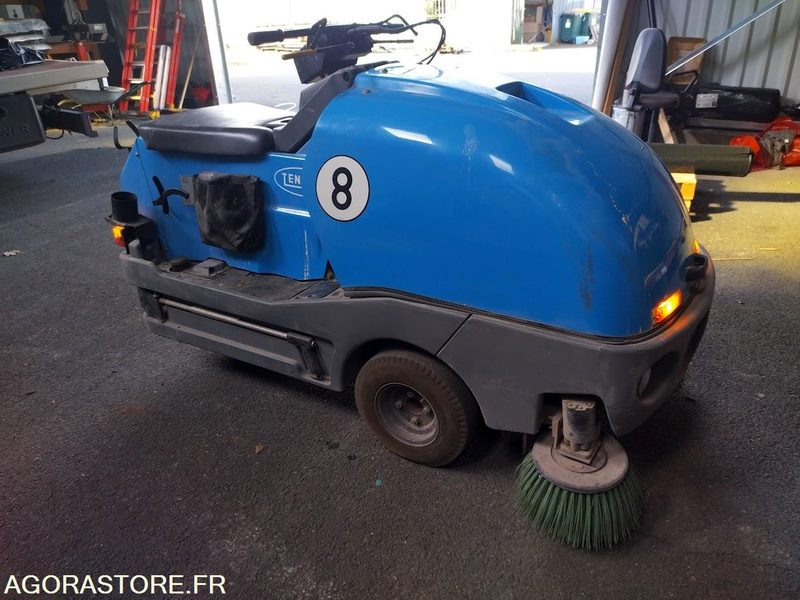 Balayeuse aspiratrice de trottoirs TENNANT LITTER HAWK 4100 - Utcaseprő gép: 1 kép. Balayeuse aspiratrice de trottoirs TENNANT LITTER HAWK 4100 - Utcaseprő gép: 1 kép.