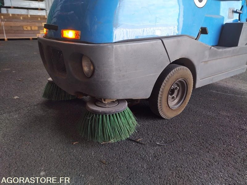 Balayeuse aspiratrice de trottoirs TENNANT LITTER HAWK 4100 - Utcaseprő gép: 4 kép. Balayeuse aspiratrice de trottoirs TENNANT LITTER HAWK 4100 - Utcaseprő gép: 4 kép.