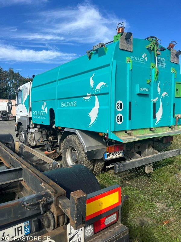 Balayeuse chantier - Utcaseprő gép: 4 kép. Balayeuse chantier - Utcaseprő gép: 4 kép.