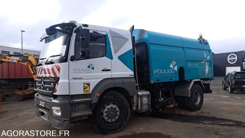 Balayeuse chantier - Utcaseprő gép: 1 kép. Balayeuse chantier - Utcaseprő gép: 1 kép.