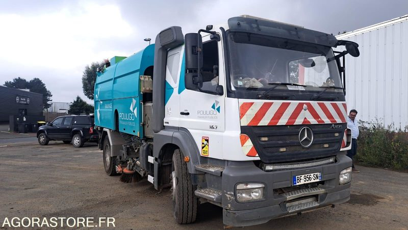 Balayeuse chantier - Utcaseprő gép: 3 kép. Balayeuse chantier - Utcaseprő gép: 3 kép.