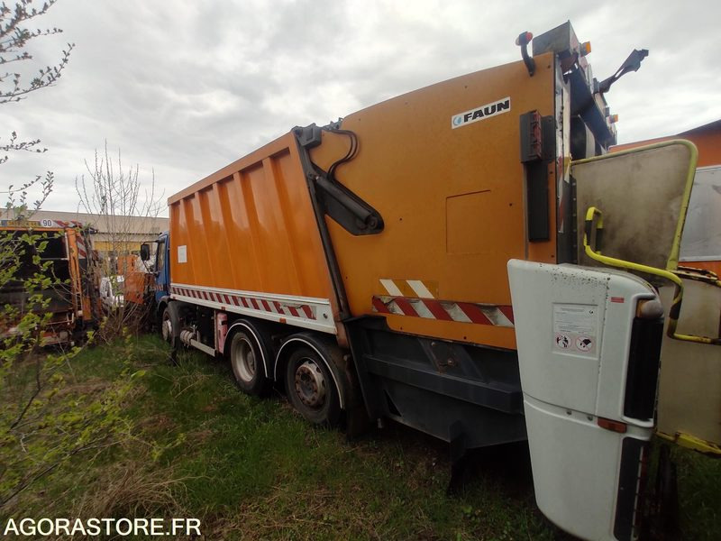 Benne à ordures ménagères. Marque : RENAULT 26T V0864, Modèle : 22CVA9DC238E - Billenőplatós kisteherautó: 5 kép. Benne à ordures ménagères. Marque : RENAULT 26T V0864, Modèle : 22CVA9DC238E - Billenőplatós kisteherautó: 5 kép.