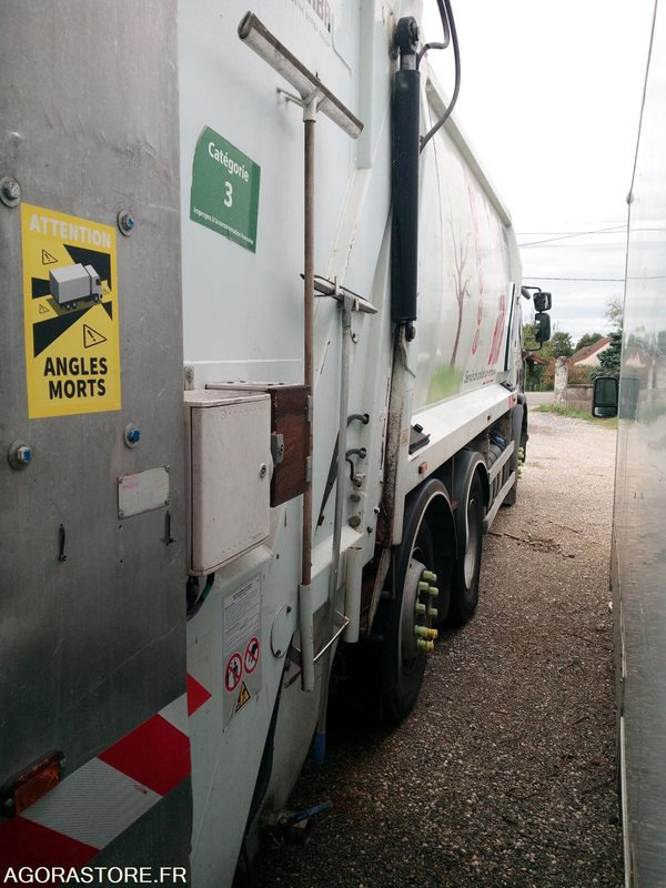 Bom Renault 320DXI - Szemetesautó: 4 kép. Bom Renault 320DXI - Szemetesautó: 4 kép.