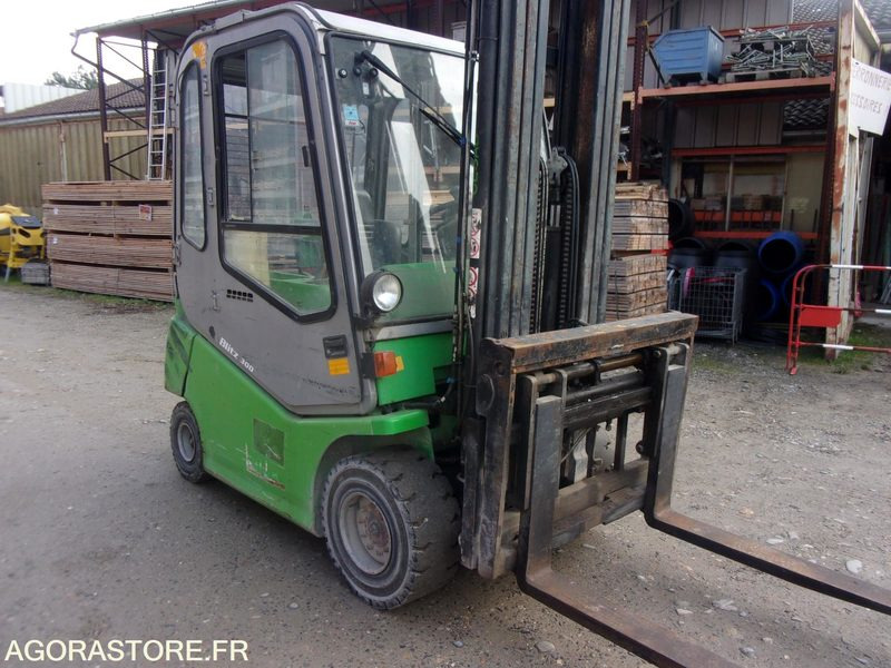 CHARIOT ÉLÉVATEUR 3 TONNES POSITIONNEUR DE FOURCHES ELECTRIQUE CESAB - Elektromos targonca: 1 kép. CHARIOT ÉLÉVATEUR 3 TONNES POSITIONNEUR DE FOURCHES ELECTRIQUE CESAB - Elektromos targonca: 1 kép.