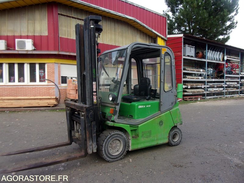 CHARIOT ÉLÉVATEUR 3 TONNES POSITIONNEUR DE FOURCHES ELECTRIQUE CESAB - Elektromos targonca: 2 kép. CHARIOT ÉLÉVATEUR 3 TONNES POSITIONNEUR DE FOURCHES ELECTRIQUE CESAB - Elektromos targonca: 2 kép.