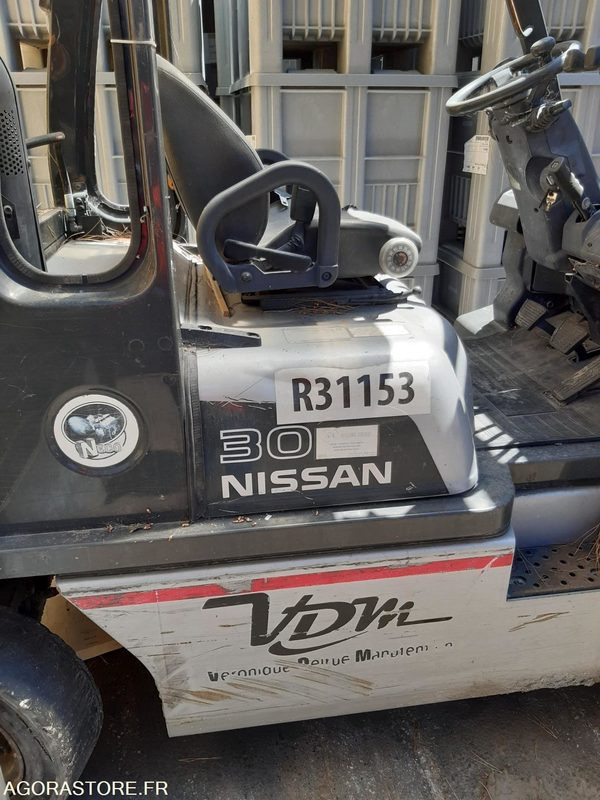 CHARIOT ELEVATEUR NISSAN FOURCHES ROTATIVE HS (R31153) GAZ - Gázüzemű targonca: 3 kép. CHARIOT ELEVATEUR NISSAN FOURCHES ROTATIVE HS (R31153) GAZ - Gázüzemű targonca: 3 kép.