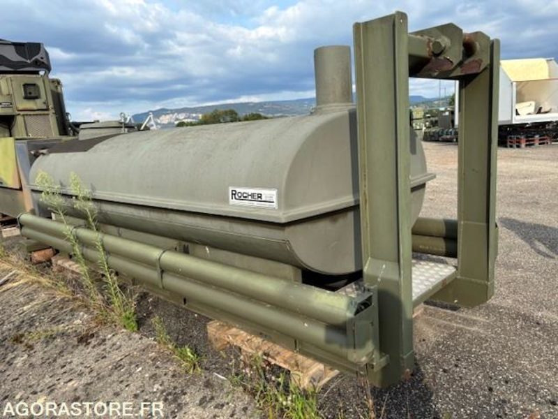 CITERNE AMPLIROLL 4000 LITRES - Horgos rakodó teherautó: 2 kép. CITERNE AMPLIROLL 4000 LITRES - Horgos rakodó teherautó: 2 kép.