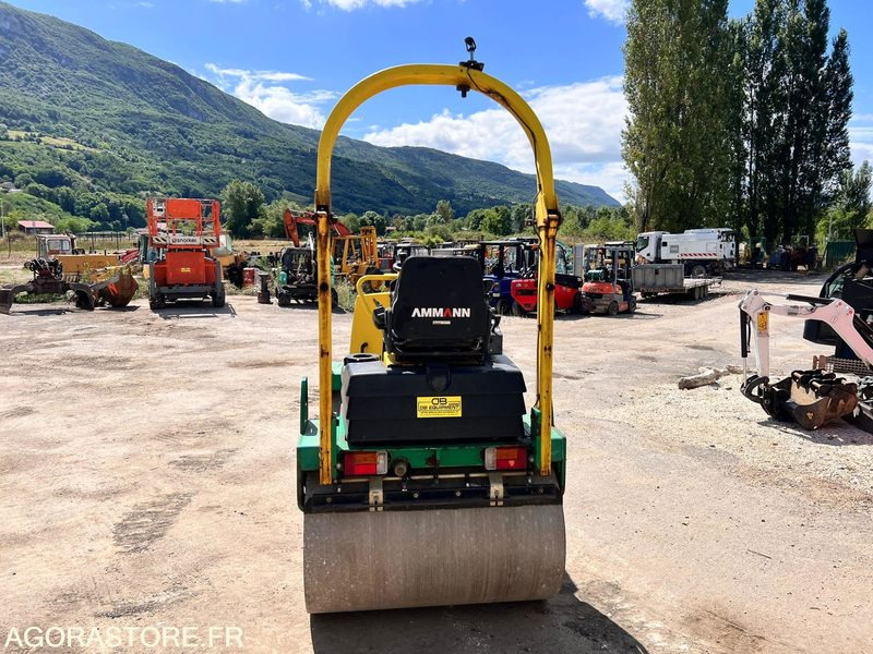 COMPACTEUR AMMANN AV26-2 ROULEAU TANDEM VIBRANT ARTICULÉ - ANNÉE 2008 - 1765 H - Henger: 2 kép. COMPACTEUR AMMANN AV26-2 ROULEAU TANDEM VIBRANT ARTICULÉ - ANNÉE 2008 - 1765 H - Henger: 2 kép.