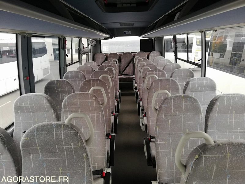 Car Isuzu Turquoise - 2017 - 110 000 km - Iskolabusz: 5 kép. Car Isuzu Turquoise - 2017 - 110 000 km - Iskolabusz: 5 kép.