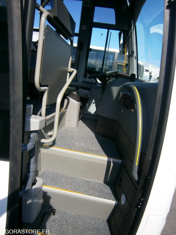 Car Isuzu Turquoise - 2017 - 110 000 km - Iskolabusz: 4 kép. Car Isuzu Turquoise - 2017 - 110 000 km - Iskolabusz: 4 kép.