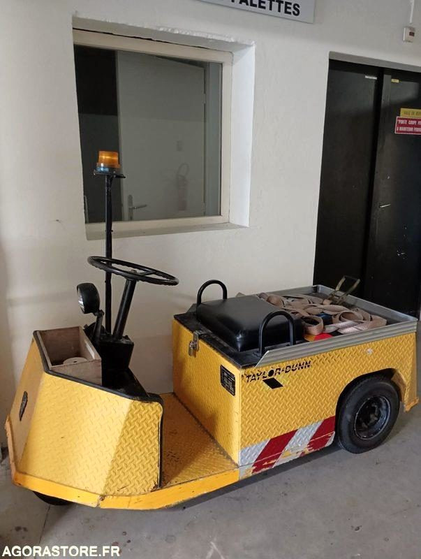 Chariot électrique TAYLOR DUNN - Bon état - 2010 - Elektromos vontató: 1 kép. Chariot électrique TAYLOR DUNN - Bon état - 2010 - Elektromos vontató: 1 kép.