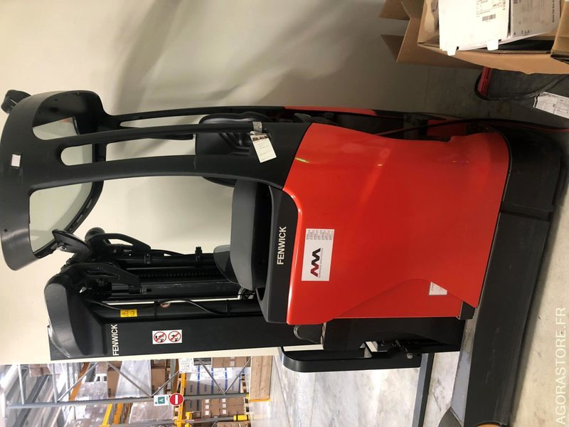 Chariot élévateur à mât rétractable - Tolóoszlopos targoncá: 2 kép. Chariot élévateur à mât rétractable - Tolóoszlopos targoncá: 2 kép.