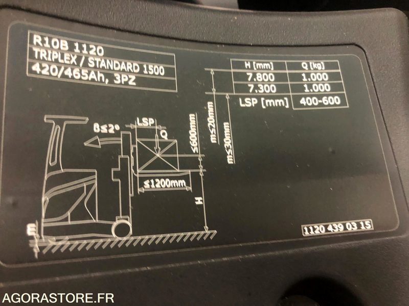 Chariot élévateur à mât rétractable - Tolóoszlopos targoncá: 3 kép. Chariot élévateur à mât rétractable - Tolóoszlopos targoncá: 3 kép.