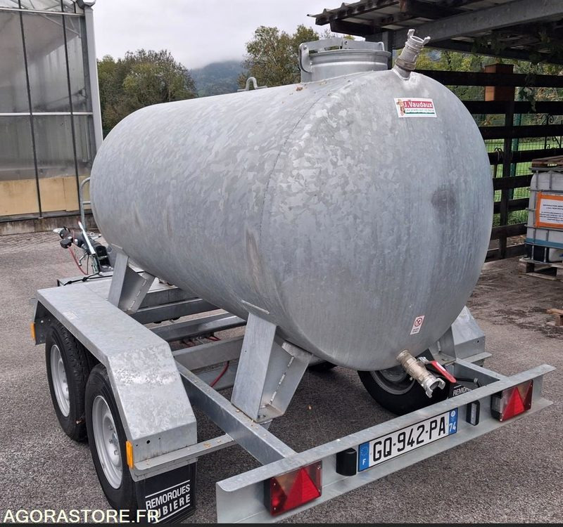 Citerne à eau 2000 litres sur remorque - Kerti gépek: 2 kép. Citerne à eau 2000 litres sur remorque - Kerti gépek: 2 kép.