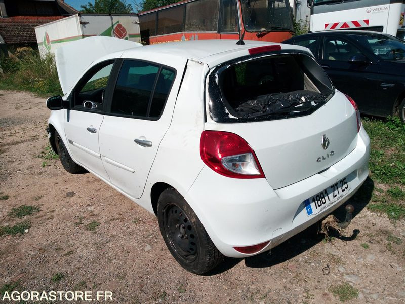 Clio 1.5 DCI accidentée - Autó: 3 kép. Clio 1.5 DCI accidentée - Autó: 3 kép.