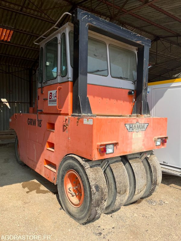Compacteur à pneu type P3 HAMM - Henger: 1 kép. Compacteur à pneu type P3 HAMM - Henger: 1 kép.