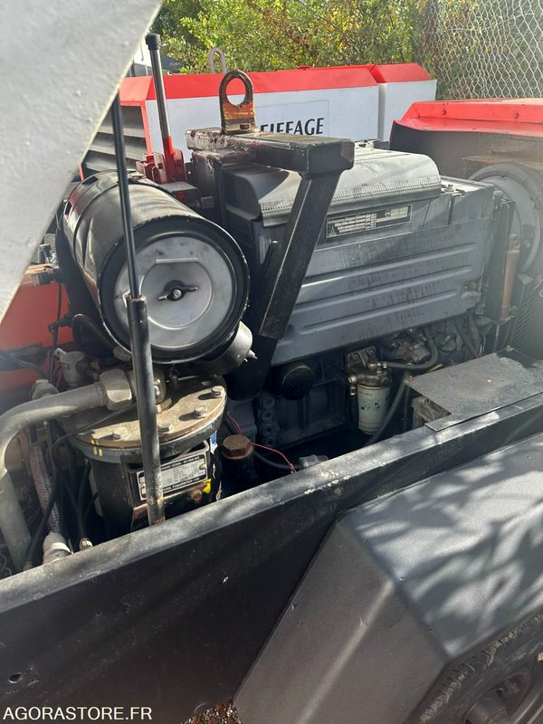 Compresseur mobile INGERSOLL P180 5m3/mm - Légkompresszor: 5 kép. Compresseur mobile INGERSOLL P180 5m3/mm - Légkompresszor: 5 kép.