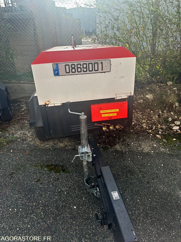 Compresseur mobile INGERSOLL P180 5m3/mm - Légkompresszor: 1 kép. Compresseur mobile INGERSOLL P180 5m3/mm - Légkompresszor: 1 kép.