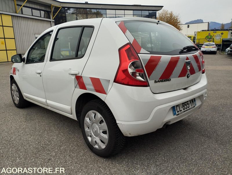 DACIA SANDERO_1.5 dCi eco2 90 cv _ CL-855-YM - Autó: 5 kép. DACIA SANDERO_1.5 dCi eco2 90 cv _ CL-855-YM - Autó: 5 kép.