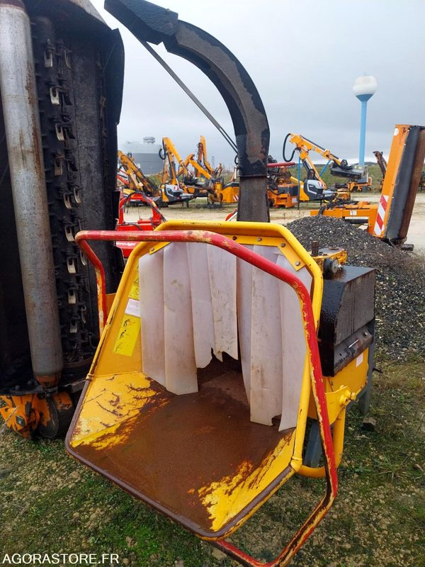 DECHIQUETEUSE DE BRANCHES NOREMAT B160 - Faaprító: 3 kép. DECHIQUETEUSE DE BRANCHES NOREMAT B160 - Faaprító: 3 kép.