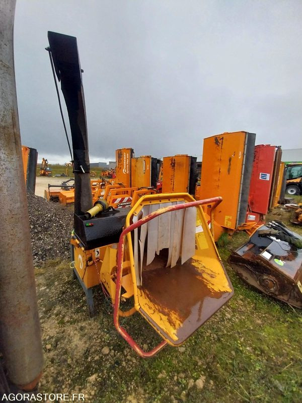 DECHIQUETEUSE DE BRANCHES NOREMAT B160 - Faaprító: 2 kép. DECHIQUETEUSE DE BRANCHES NOREMAT B160 - Faaprító: 2 kép.